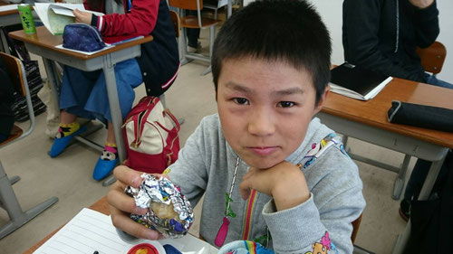 7:00教室到着。朝ごはんを食べます。小学生は8時まで学習。朝の3時間は夜12時間分の学習時間だ!!
