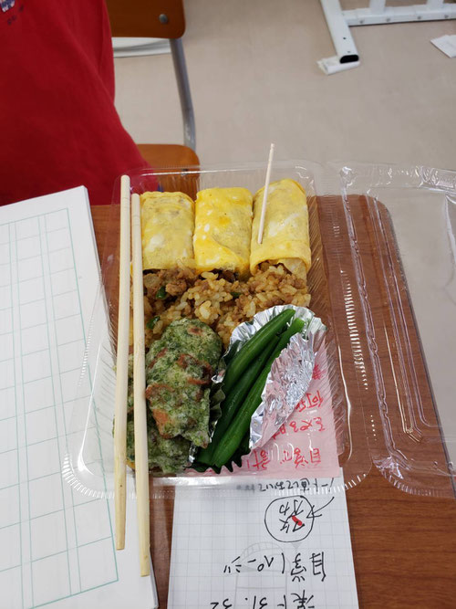にしば小5ゆうせいの朝食(お弁当)。ゆうせいは、なんと朝食のメニューを自分で考えて、お母さんにリクエストして作ってもらっているとか、、。すごいアイデアマン、それを実際に作るお母さん、ん~、なんとも素晴らしいですね!