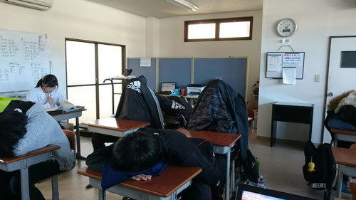 午後からの学習のパフォーマンスを上げるのに20分の昼寝は欠かせません。世界的有名企業も昼寝を取り入れていますね。