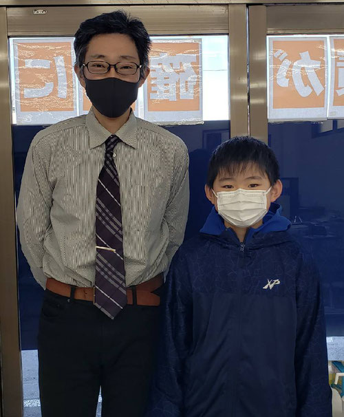 小6のしゅんきが見事、國學院栃木中学校に合格しました。国語が苦手でしたが、受験直前に、ことわざ、慣用句、四字熟語といった覚えれば点数が取れる知識問題のところをきっちりと勉強し、面接の練習もたくさんしました。受験前日には校長からのアドバイスを受け、落ち着いて試験にのぞむことができました。合格した今でも、中学進学に向けて基礎を勉強していくその姿勢が素晴らしいです。これからもがんばっていこうね。