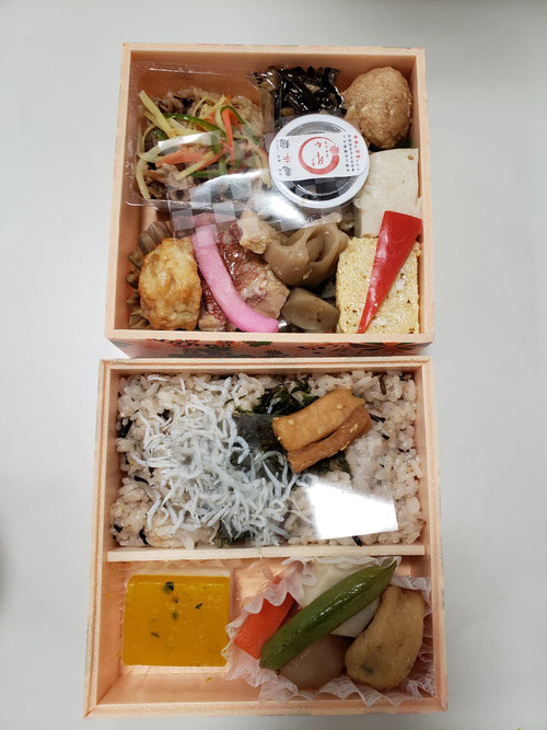 合宿ネタを書きます。合宿恒例となっている夕食、亀戸升本さんのお弁当。保存料、合成着色料を一切使用していない、健康に気を配ったお弁当です。これを食の瞑想でゆっくりゆっくりと時間をかけて食べます。こちらは1日目のお弁当。