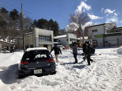 本当に日光は大雪ですごかったです!テレビの取材が来るくらいでした!ホテルまで車で来たゴルビー先生は取材を受けてましたよ!