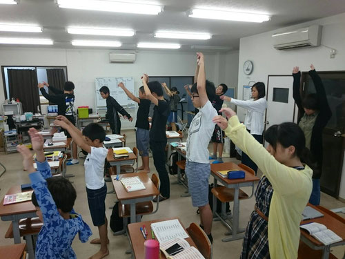 夏休み2回目の朝塾です。朝6:30からの午前授業です。朝6:30という時間にもかかわらず多くの子どもたちが教室に集まりました。送り迎えをしてくれ親御さんに本当に感謝です。