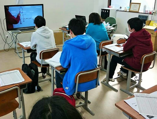 県立入試が終わった中3が、次のステップ「大学受験」に向けて、歩き出しました。普通なら、入試と同時に学習をやめてしまう子がほとんどですが、河原塾生はちがいます。河原塾超の指導により、これからも今まで身につけてきて学習は、これからも継続していきます。