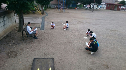 今朝は西茨城校初の試み!本校でもやっている朝学・野外学習、西茨城でもやってみました。上の写真は、英語の音読の風景(中学生)。