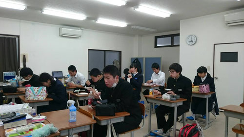 今日は中3最後の模試。聖なる沈黙でのぞみます。昼休みも一言も話しません。感情が乱れて、試験で思わぬ失敗をしないように模試で練習です。答え合わせをして自分の間違えに気がついたら、きっと試験には集中できないでしょう。