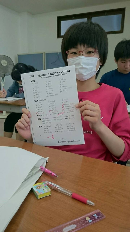 抜打ちテスト英語、数、曜日、月。これが中3でも意外と書けない。高校生でも間違える。それを中1ゆなはほどんど書けた!大健闘です!