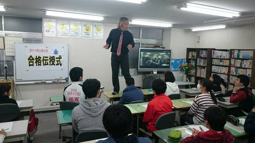 名古屋でも塾超はやりました!塾超ジャンプ&塾超ダンス!!名古屋校の生徒も驚いていました。