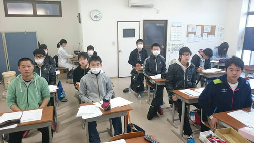 県立入試本番の翌日も教室に集合し、自己採点をしました。さあ、自己採点の結果はいかに!?