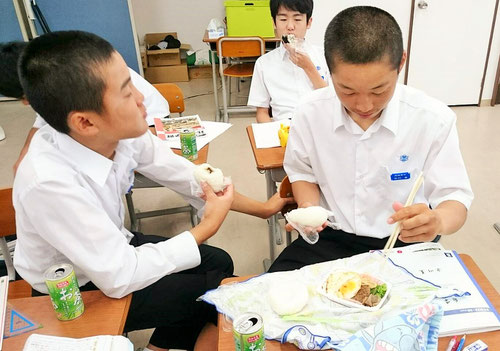 朝7:00、朝食。朝食はやっぱりお母さんの手作り「おにぎり!」おにぎりパワーで充電します。