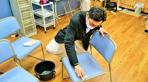 今日は、高校生ルームで高校生が使っている椅子をきれいにしました。『1年間、お疲れ様でした。また新年度もお世話になります。』という願いを込めてピッカピカに磨きました。