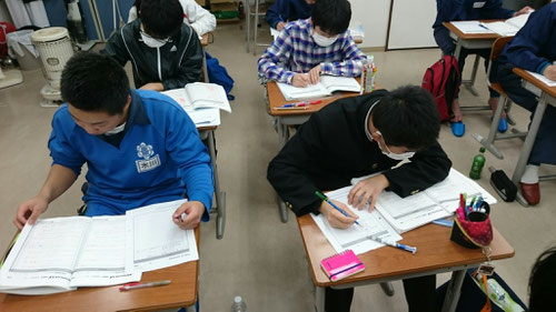 今年も紙と鉛筆の時期になってきました。KJの中3生は、この時期は紙と鉛筆しか使いません。このKJの最終奥義で受験勉強のまとめに入ります。
