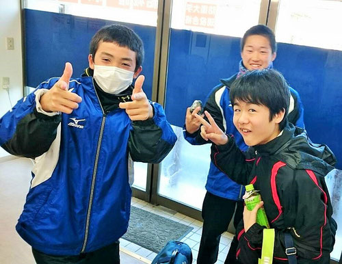 元気に学校に向かう中学生!塾から登校です。