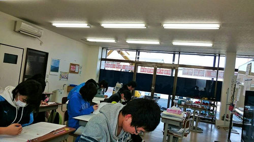 左奥にショベルカーの姿が!こんな状況でも、子どもたちは集中してテストをこなしています。河原塾超のアイデアで、何度も騒音シミュレーションを行ったことが生きています。