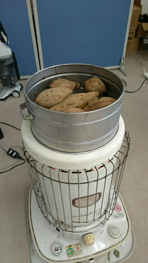 西茨城校、冬の風物詩いえば、『やっくんDX』!!これで作る焼き芋はまさに絶品!!子供たちにも大人気です。