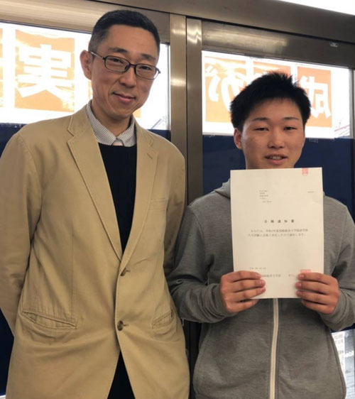 小6にKJ西茨城校に入塾したK君。小中と続けてきた野球を高校でも続け、部活とKJを両立し、見事、高崎経済大学に合格!高1,2までは野球部の活動で忙しいながらも時間のあるときはジムにも来て勉強。高3部活引退後の夏休みからに一気に受験勉強開始。やることを極力絞り、生活習慣も崩さないように朝型を維持。校長とのやり取りを密にして得た合格。何より、高1,2の部活で忙しいながらもKJを続けてきたことが合格につながったのだと思います。あそこで部活だけになっていたら今の合格はないでしょう。継続は力なり!おめでとう、K君!