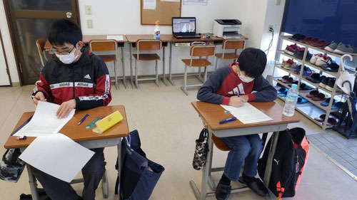 基礎から入試レベルまで丁寧に指導します。面接指導も行います。