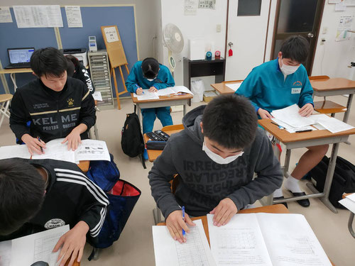県立高校入試が終わった日、みんなで自己採点をしました。一生懸命に受験勉強をがんばってきました。悔いはないのだから、自己採点の結果も受け入れられます。もし、自己採点の結果を受け入れられないのであれば、それは今までがんばってきた自分を否定することになってしまいます。まずは、自分の点数を受け入れます。合格発表はまだ先ですが、こればかりは採点する先生に委ねることにします。