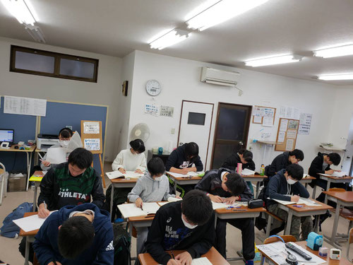 冬期講習が始まりました。一人一人が自分の課題を見つけ、勉強をしていきます。冬期講習の学習の様子はこちらに随時写真をアップしていきます。