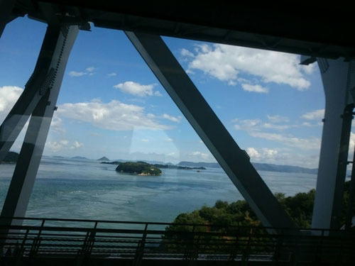 今日から2泊3日、河原総長&KJ校長先生たちはKJミーティングで香川県琴平町に来ています。今日は人生初の瀬戸大橋を渡りました。瀬戸大橋ができて今年で30年、ずっと渡りたい!と思っていた橋を今日は渡ることが出来ました!しばし本州ともお別れです。