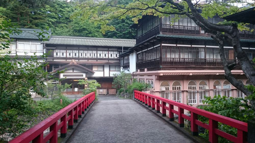 群馬県の四万温泉に来ています。この橋に見覚えはありませんか?これはあの有名なジブリ映画のモデルになった橋です。お分かりになった方はいるでしょうか?