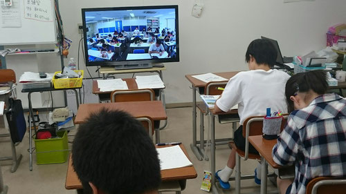 本校・KJスタディジムとはネット環境で結ばれ、西茨城校ではモニターに映して場を共有します。