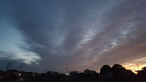 毎朝5:40ごろに空を眺めています(ツイッターに毎日空の写真を載せています)。毎日空の風景は異なり、太陽、雲の位置、季節によって、見え方が違います。そんな空を眺めていると、『今日もがんばろう』と思えてきます。僕は晴れた日のオレンジ色の空が好きです。明日の朝はどんな空の風景が見られるかな。楽しみです。