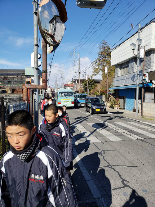 冬期講習7日目。今日は勉強の合間の軽運動と気分転換としてあさんぽに出かけました。あさんぽと行っても今日は日本中が寒波に覆われて寒いので、11時ごろのひるんぽです。聖なる沈黙で、結城の伝統的な街中を20分くらい歩きました。