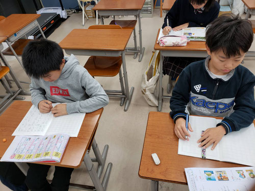 朝ジム参加の小学生。朝5:30にジムに来て、漢字ドリルをコツコツ進めています。小学生のうちに早起きの習慣が身に付くといいですね!