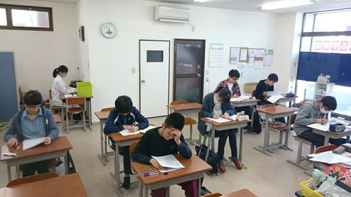 4月授業が始まりました。河原塾西茨城校の授業は、一人ひとりやることが違います。塾長の私が子どもたちに直接アドバイスし、反応を見ながらやるべきことを指示していきます(DRCコーチング)。ここは成績の上がる学習空間、塾長が受験まで責任を持って指導していきます。