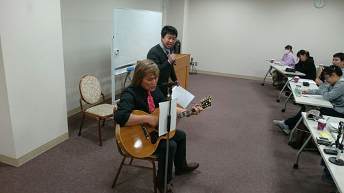 合宿ネタ、ラストにしましょう。最後のエンディングテーマは、河原塾超が作詞作曲した「アーナンダの教え」。それに、前田塾長のハモリが加わって、それはそれは素敵な歌になりました。