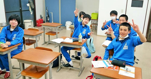 新学期の授業がスタートしました。今年も楽しみな1年間の始まります。今はまだ子供のような中3生ですが、この子たちが1年たってどんな姿に変身していくのか、本当に楽しみです。