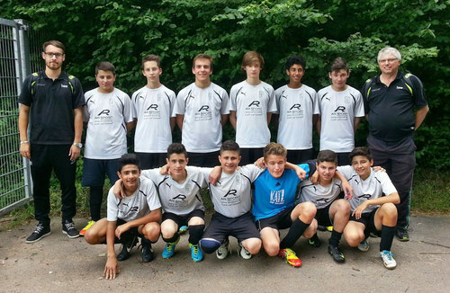 Das Team heute: stehend- Moritz Benning (Trainer), Tayyip Serin, Fabian Fritz, Marvin Rohatsch, (Spielführer), Leon Späth, Malik Bloedt, Emiliano Brückner, Michael Hauk (Trainer) Vorne: Kalid Zaidan, Marco Vona, Kerim Kanal, Jan Schmid (Torwart), Fatih