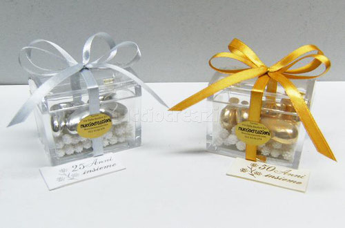 Bauletto in plexiglas 6 x 4 h.5 nozze oro o argento bigliettino scritto con i nomi e la data ( 25 anni insieme o 50 anni insieme)  sarà inserito all' interno del bauletto il costo è di    €3,50 cadauna