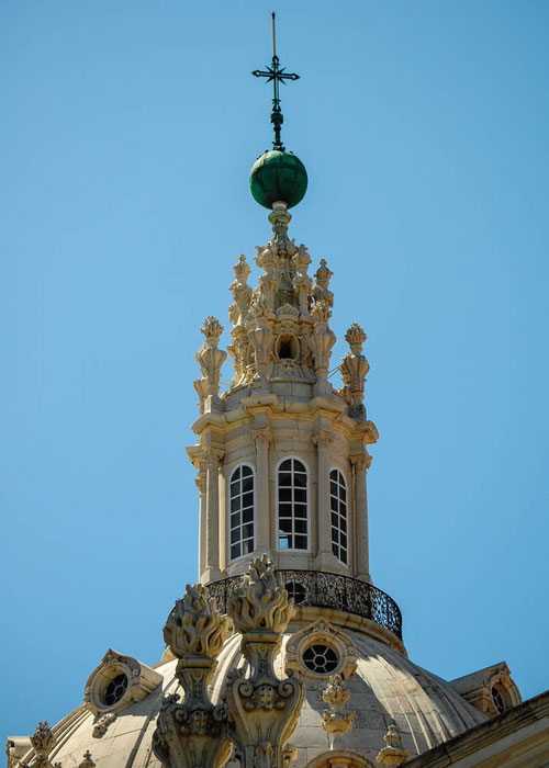 Die elegante Kuppel der Basilica de Estrela reckt sich in den blauen Himmel
