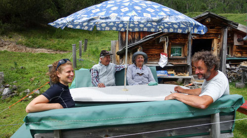 Tgantieni und Familie