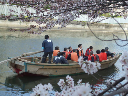 2日前の写真・森元総理が和船に乗ってお花見！背中を見せている薄オレンジの人！仕事さぼって来たのか？山崎江東区長も乗ってました