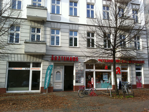 Das linke Schaufenster wird die neue Heimat von Kiez Hypnose im Petersburger Kiez