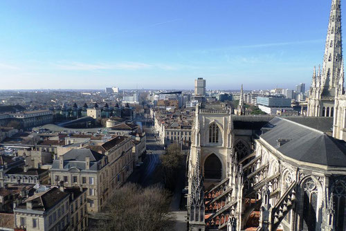 vue à gauche du palais de justice reconnaissable à son toit