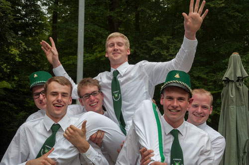 Der Hampelmannkönig 2014 Lukas Tepe kurz nach dem Abschuss an der Vogelstange.