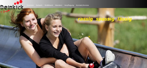 Zwei Frauen auf der Rodelbahn 
