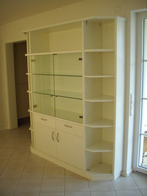 edler Vitrinenschrank in Weisslack