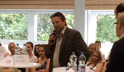 Dr. Peter Schlör bei der Diskussion mit Schülerinnen und Schülern...