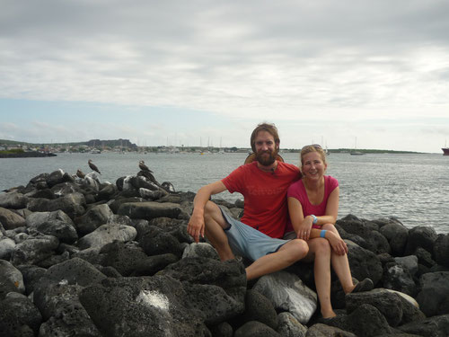 Sandra & Tom auf San Cristobal (im Hintergrund ein Leguan und die typischen Blue Footed Boobies)