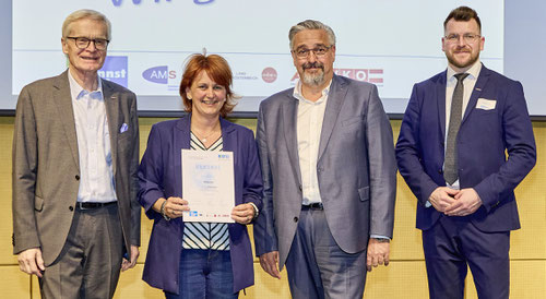 Gemeinsames Foto mit der Urkunde