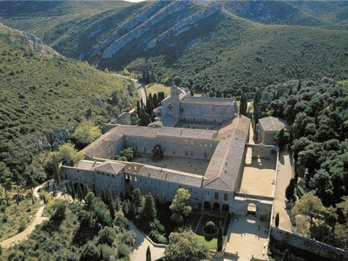 Аббатство Фонтфруа, монастырь на юге Франции, цистерцианские монахи