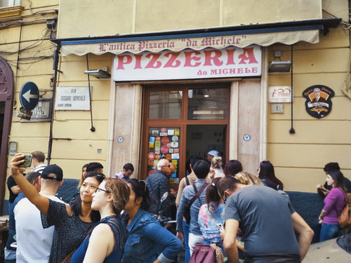 La fila davanti L'Antica Pizzeria da Michele, ritenuta la pizza più buona di Napoli (photo by Gabriele Ferrando)