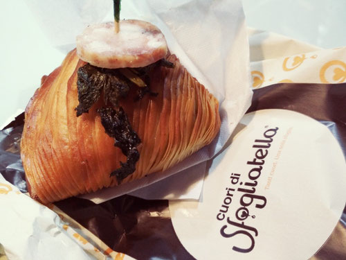 La sfogliatella salata con ripieno di salsiccia e friarelli della pasticceria Cuor di Sfogliatella (Photo by Gabriele Ferrando)