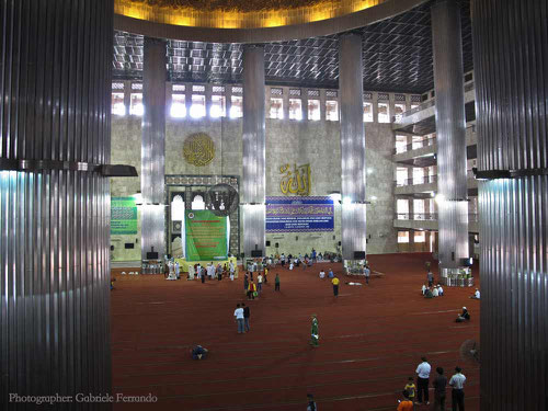 L'interno della Moschea Istiqlal a Jakarta