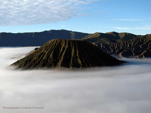 Spettacolare immagine del Bromo all'alba che sembra galleggiare sulle nuvole (Photo by Gabriele Ferrando)